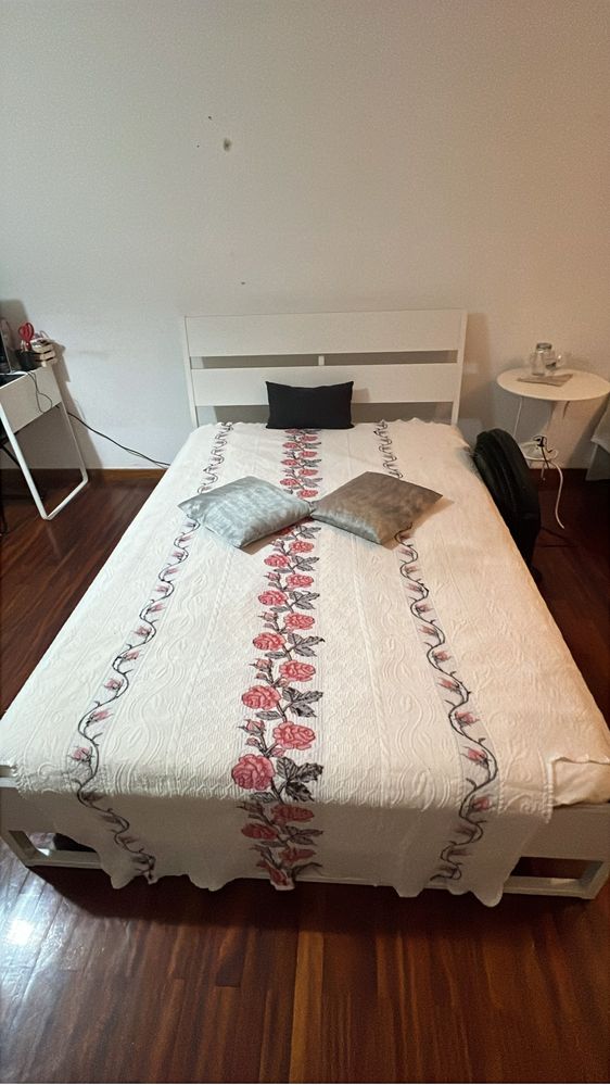 Cama casal com estrado 100€