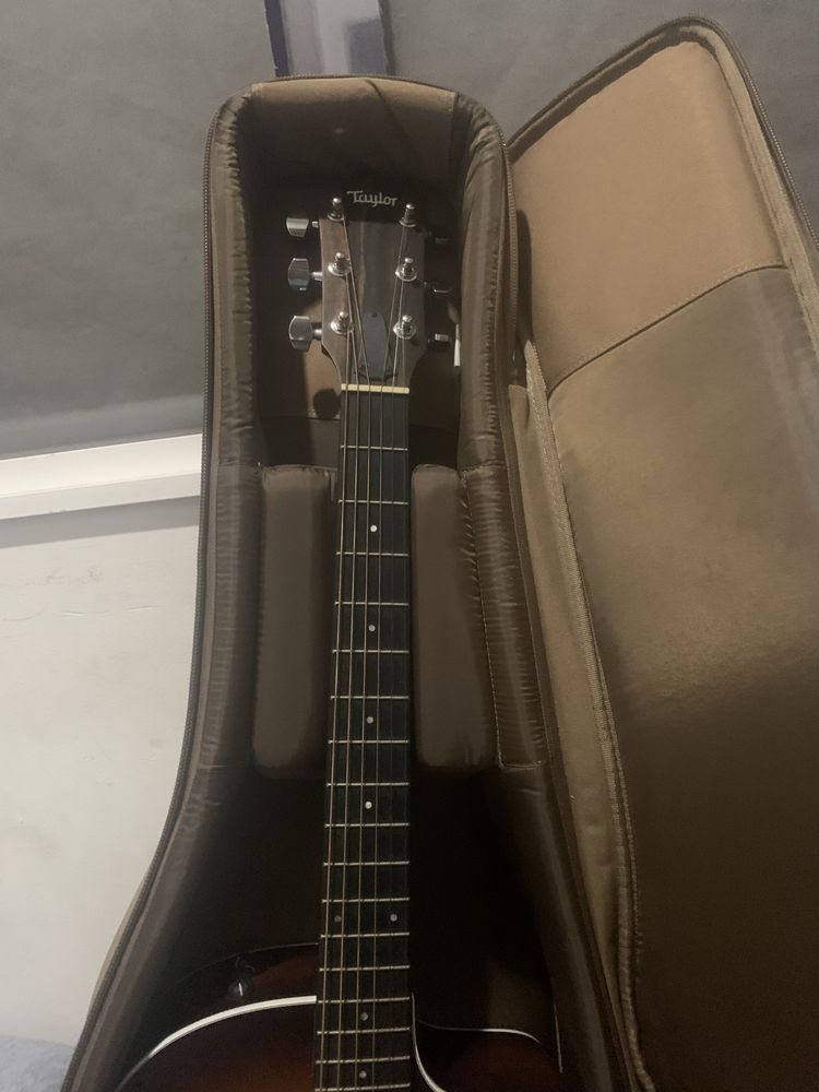 taylor guitar whit hard case