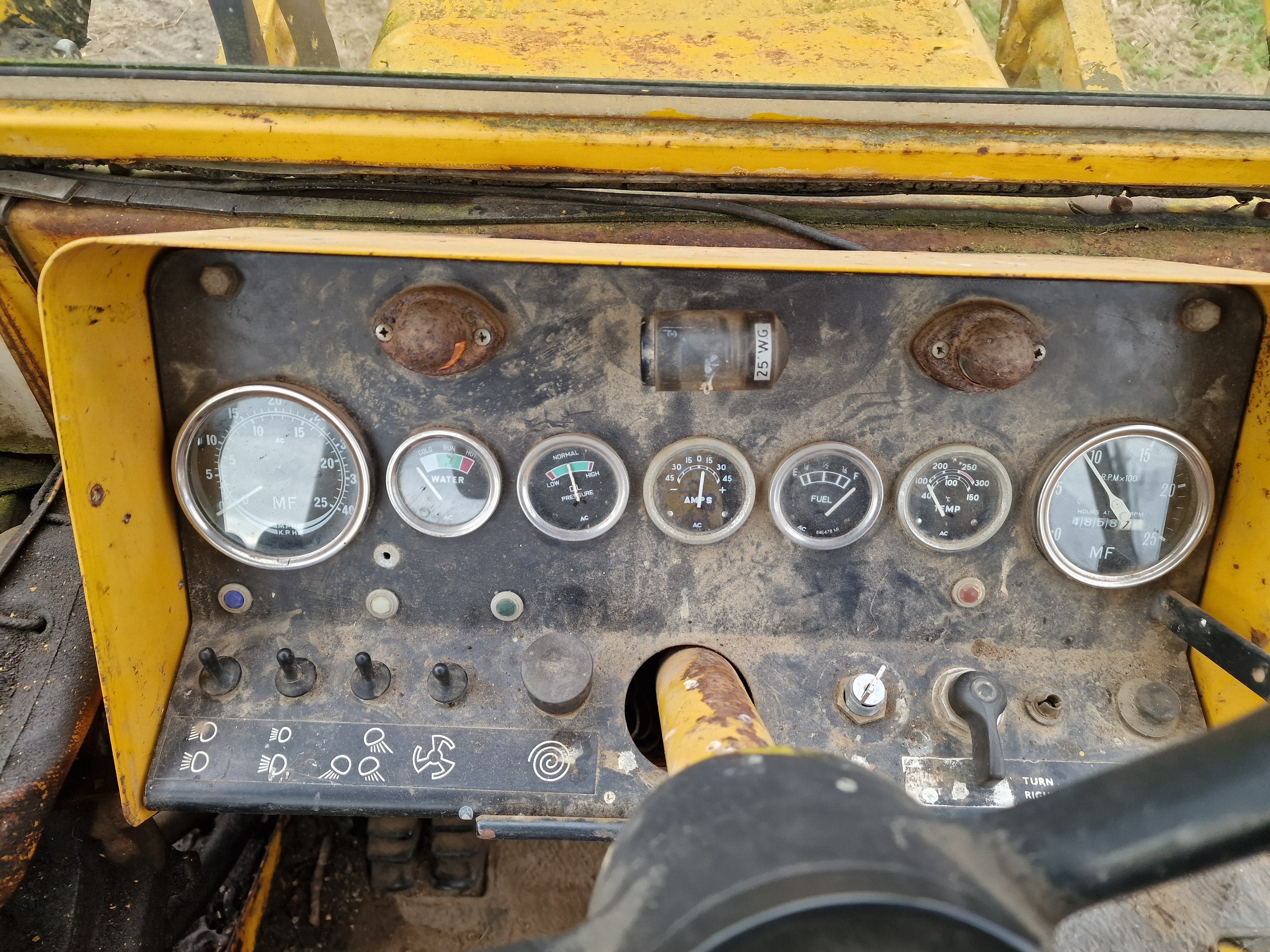 Massey Ferguson 50B koparko-ładowarka Krokodyl plus trzy łyżki Faktura