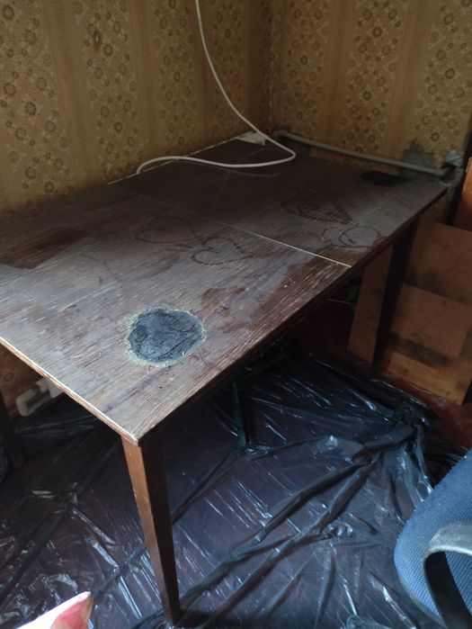 Отдам сервант 2 шт ,стол обеденный даром