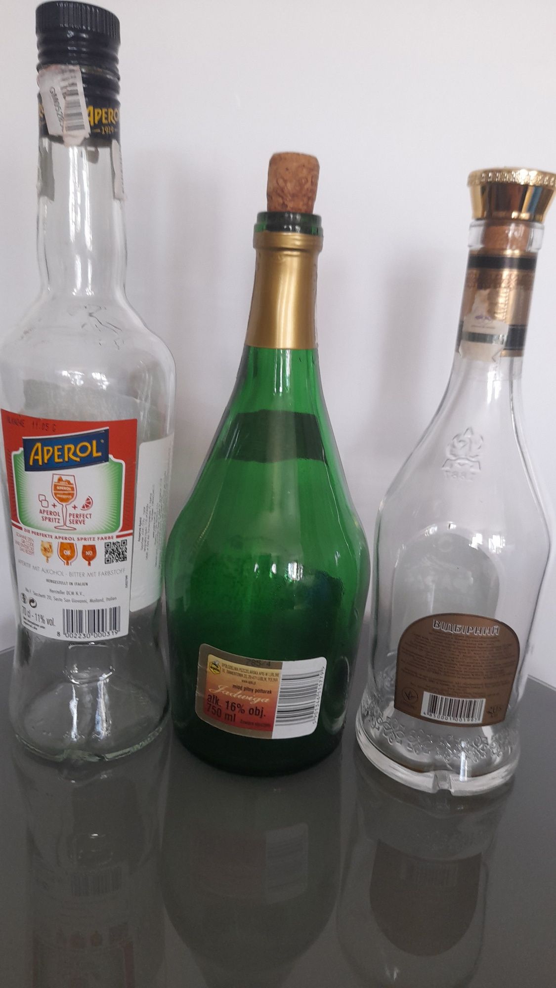 Бутылки из-под виски и др.