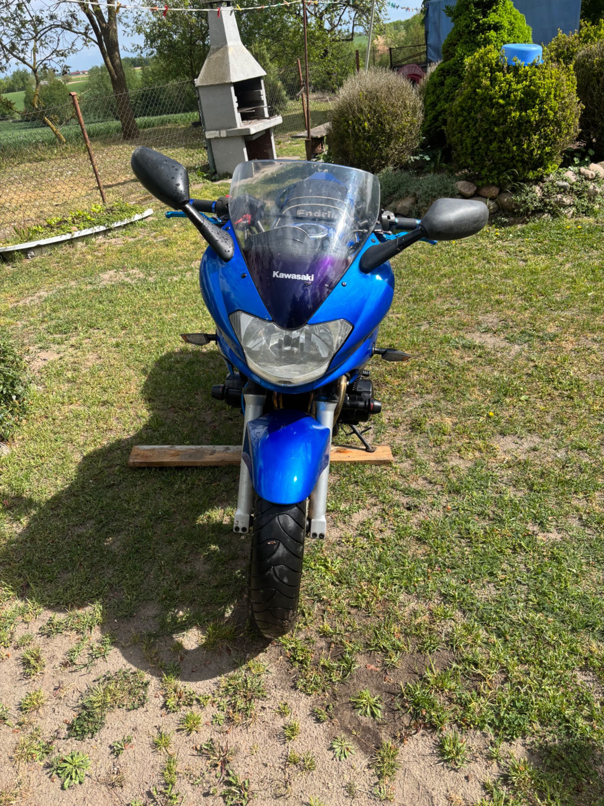 Kawasaki ZR 750 .