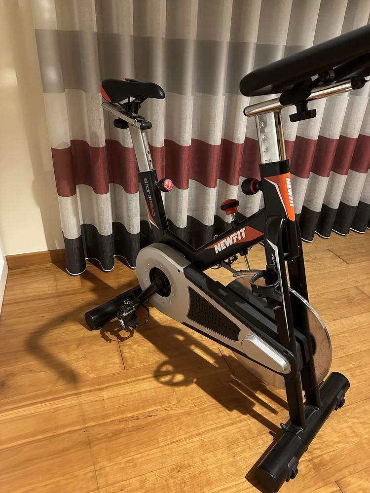 Bicicleta de Spinning Newfit - Modelo 6.0 Storm - Praticamente nova