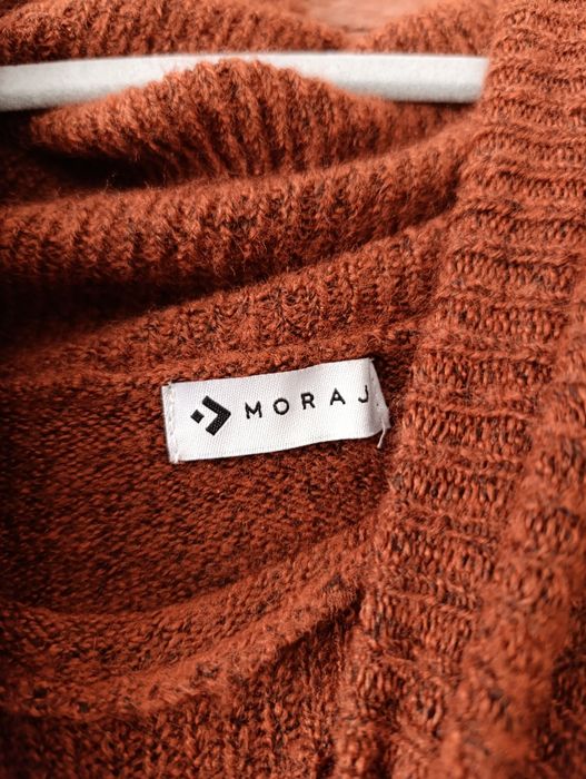 Sukienka sweterkowa w kolorze miedzianym długa