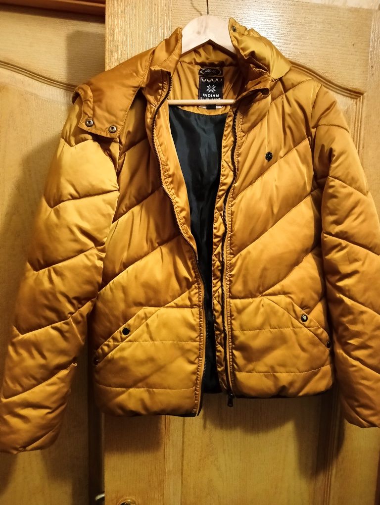 Продам зимову куртку, зріст 164, на 14 років. 
Цін