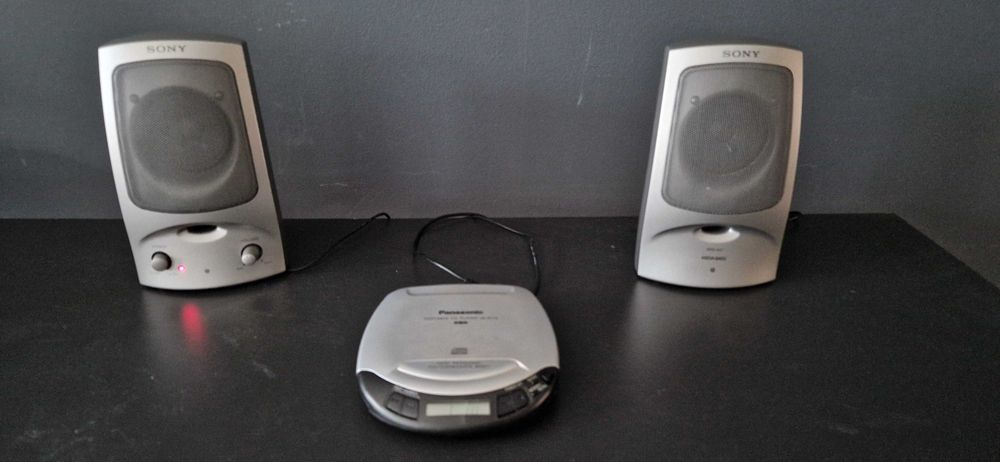 Leitor cd's portátil Panasonic+Colunas Sony+ Coluna suporte 120 cds