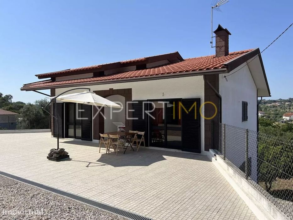 Moradia T5, dividida em 2 apartamentos T3+T2 garagem e terreno...