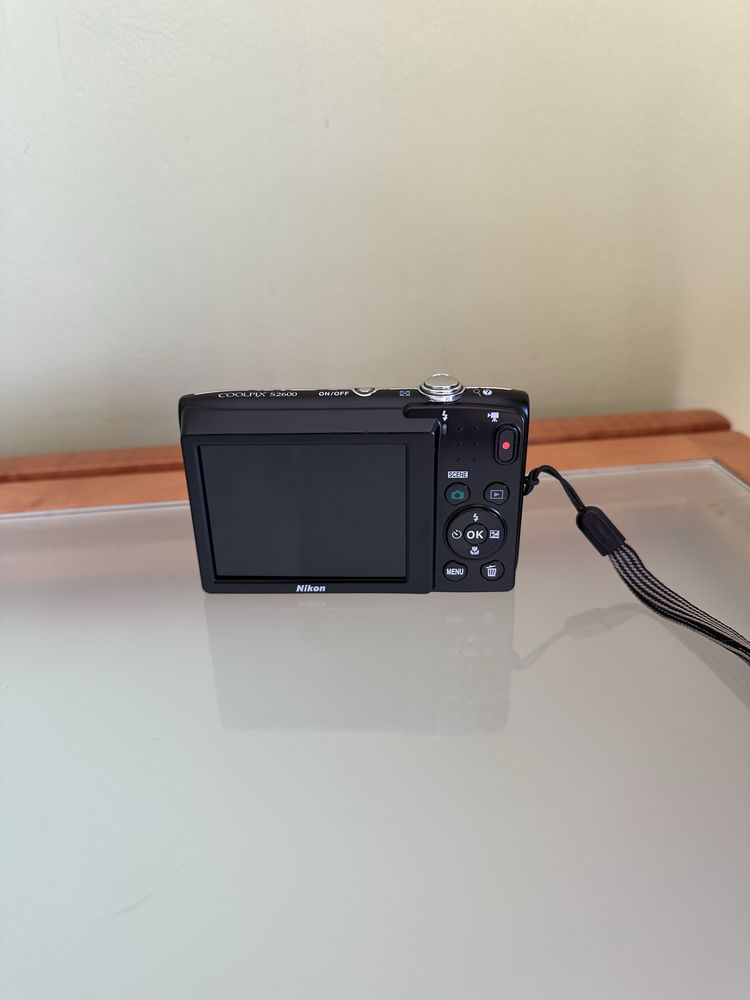 Nikon Coolpix S2600 Vermelha