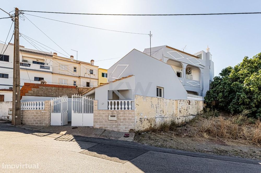 Moradia composta por 2 habitações independentes.