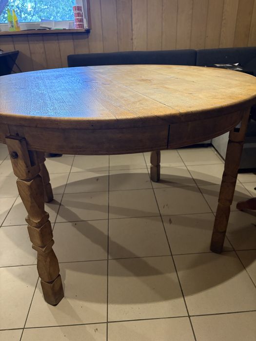 Solidny i wytrwaly stół drewniany