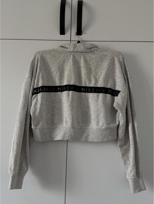 Сіра кофта найк.