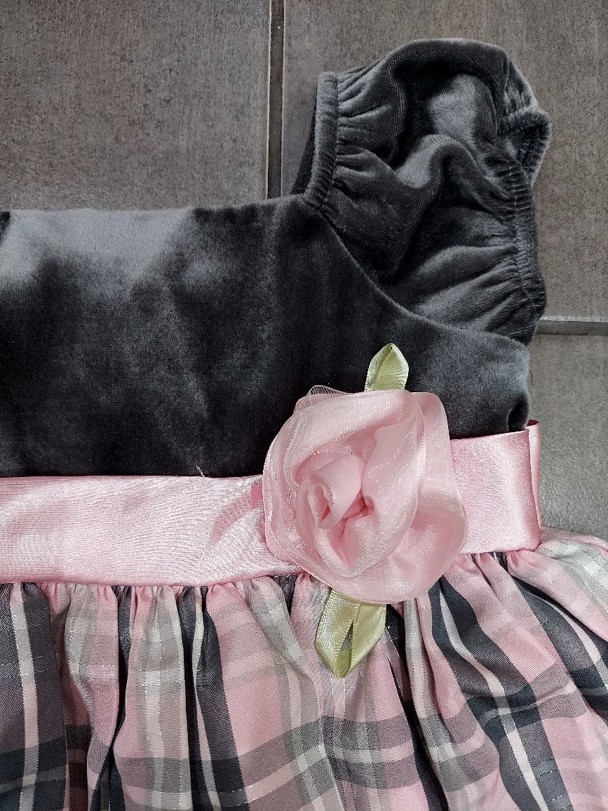 Sukienka z podszewka, w kratkę szaro różowa z falbanką