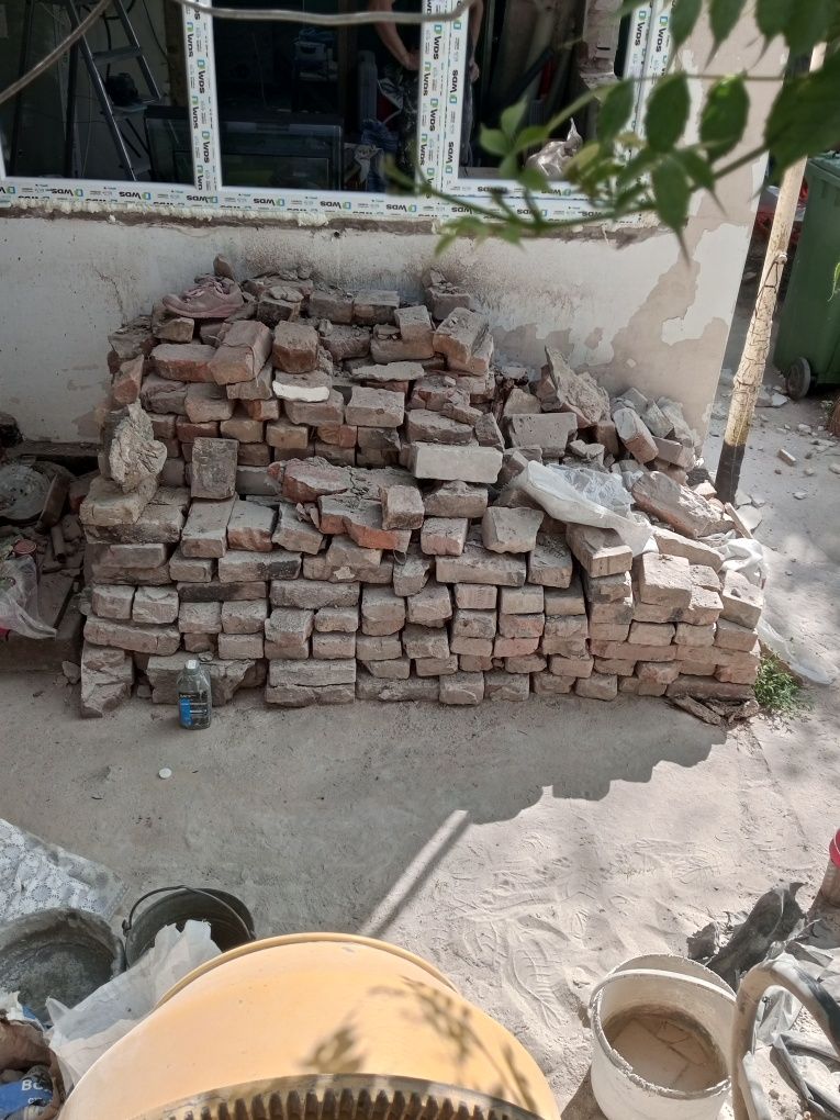 Продам  кирпич. Бывший в употреблении. Целый и половинки . В отл.сост.