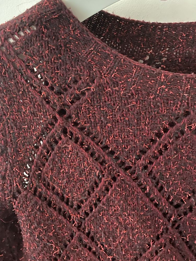 Camisola malha vermelha.