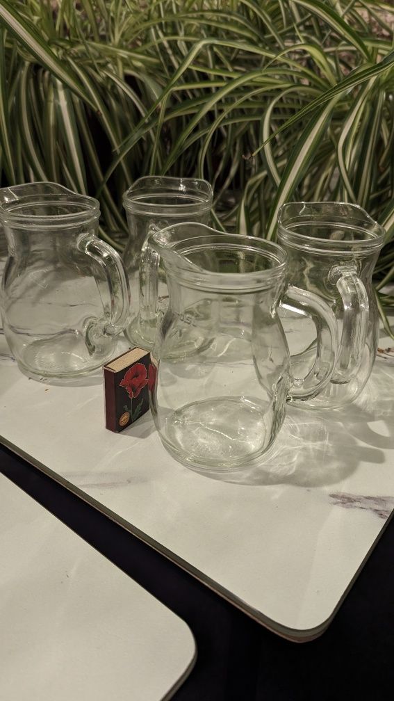 Скляні стакани та вазочки