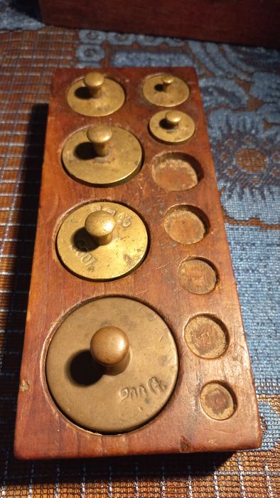 Odważniki do wagi szalkowej.