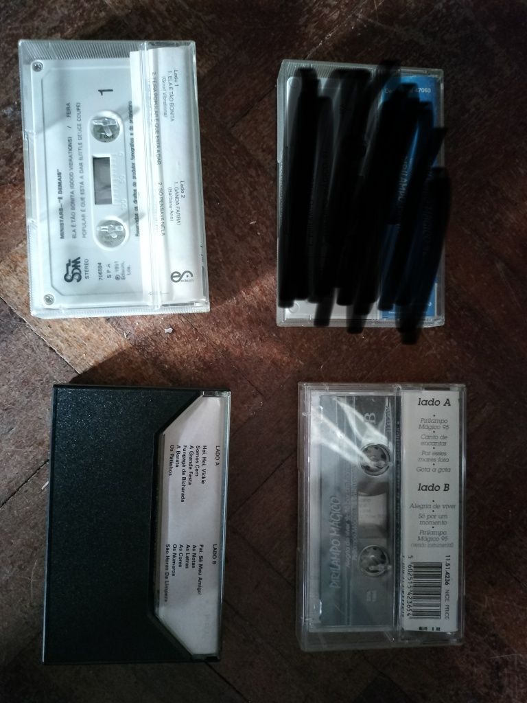 Várias cassetes de música