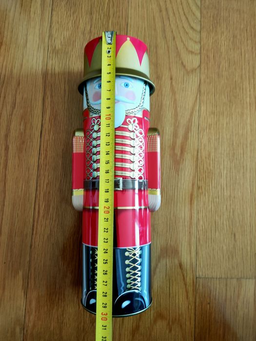 Caixa decorada de metal