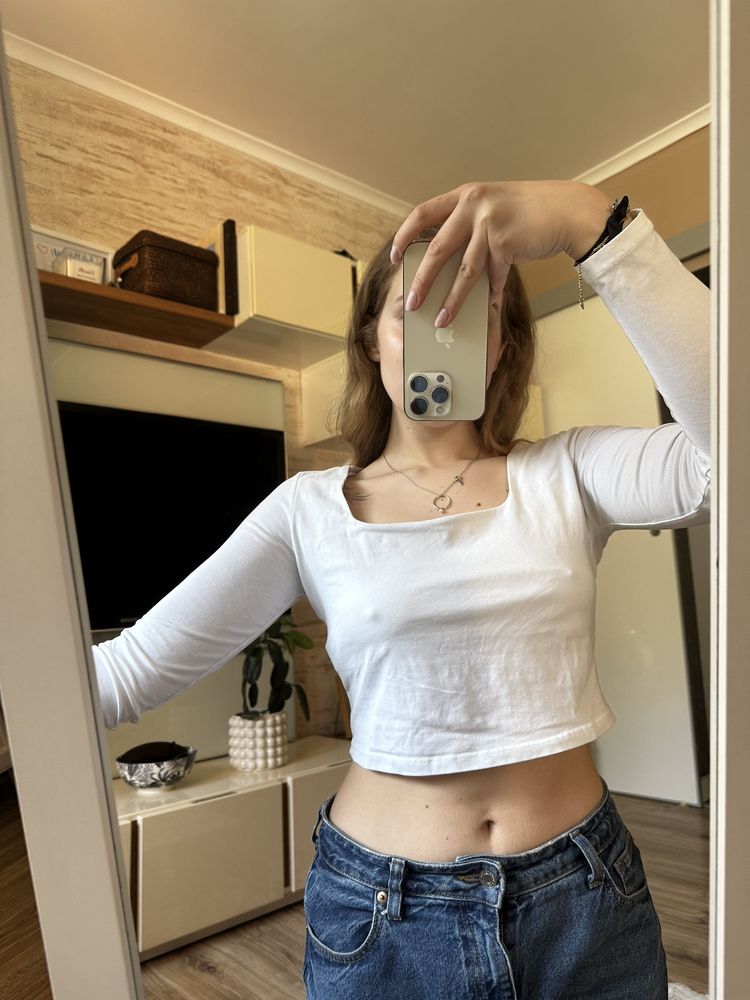 biala bluzka na dlugi rekaw z kwadratowym dekoltem