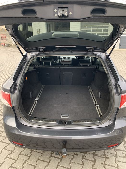 Toyota Avensis 2011 рік