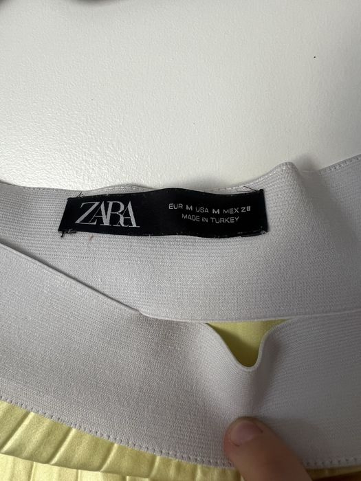 Żółta plisowana spódnica