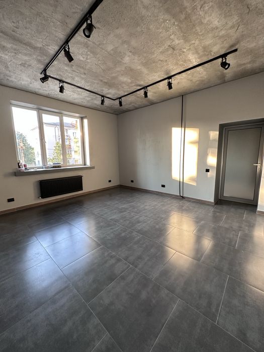 Комерційне приміщення з постійним елекропостачанням