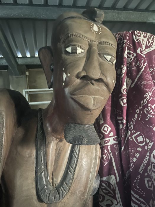 Esculturas africanas em madeira maciça