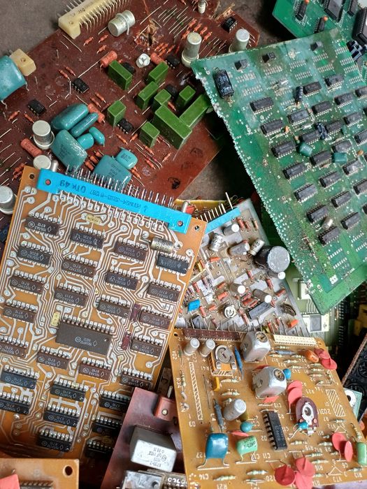 Микросхемы на платах больше 800шт, разные.