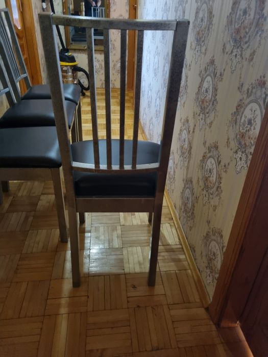 Krzesła cztery sztuki