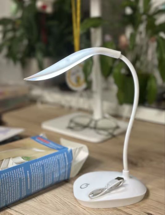 Світлодіодна настільна лампа