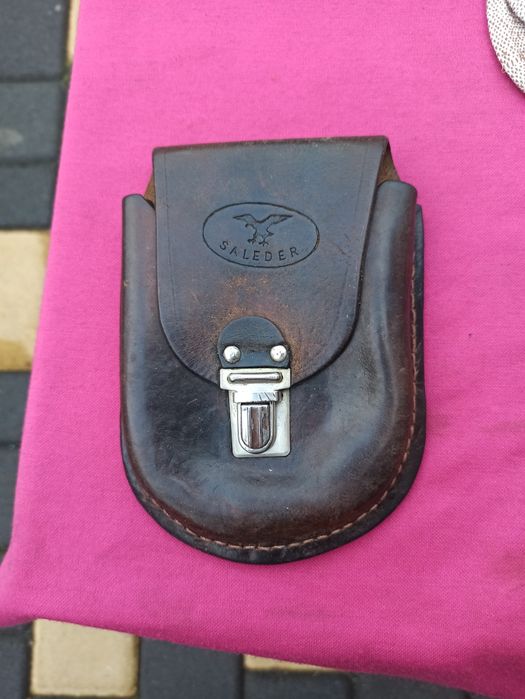 Чохол шкіряний з застібкою.