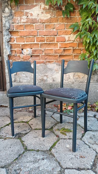 Krzesła po renowacji Radomsko drewno materiał PRL vintage