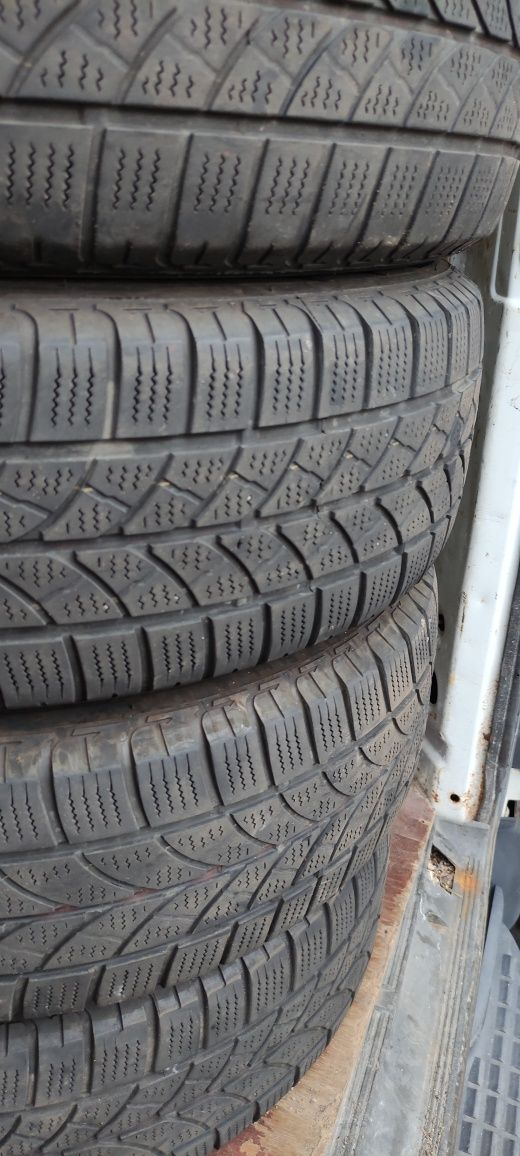 Opony zimowe z 2013r 6mm 215/65/16C Bridgestone 1N6