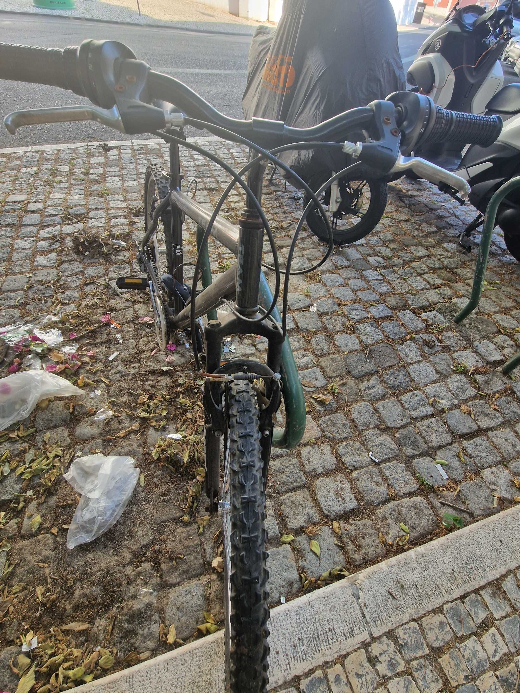 Bicicleta de cidade com bloqueio e capa - a recuperar em Lisboa