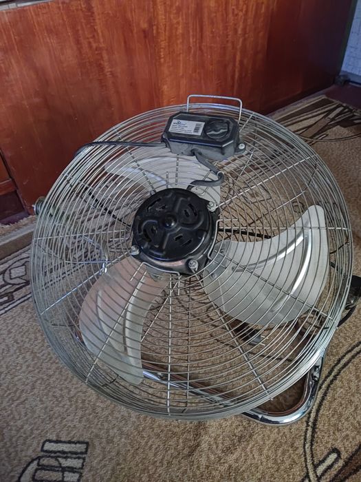 Вентилятор промисловий потужний.