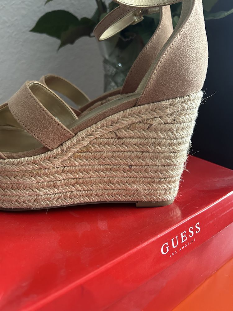 Босоніжки на платформі Guess