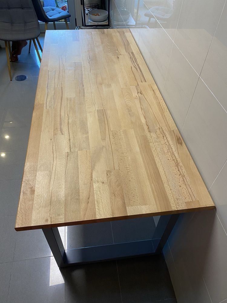 Mesa com tampo em carvalho e pernas em aço