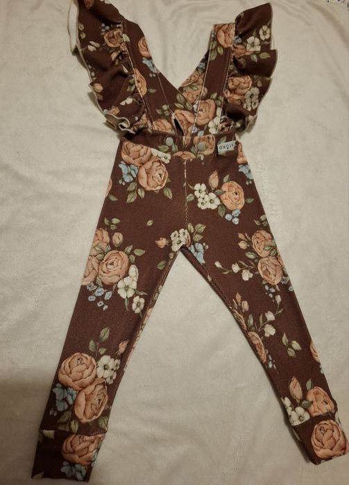 Leginsy prążkowane z falbankami na szelkach rozm 92