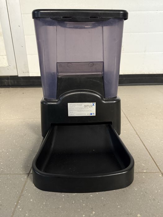 Karmik automatyczny dla kotów