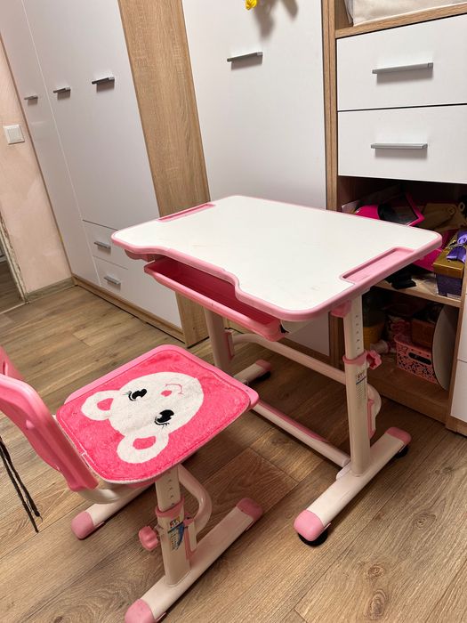 Парта дитяча в комплекті зі стільцем .