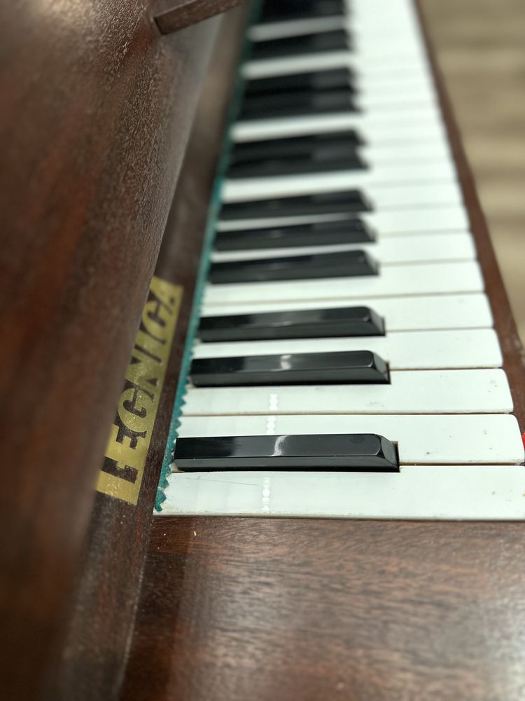 Pianino firmy Legnica - mahoń