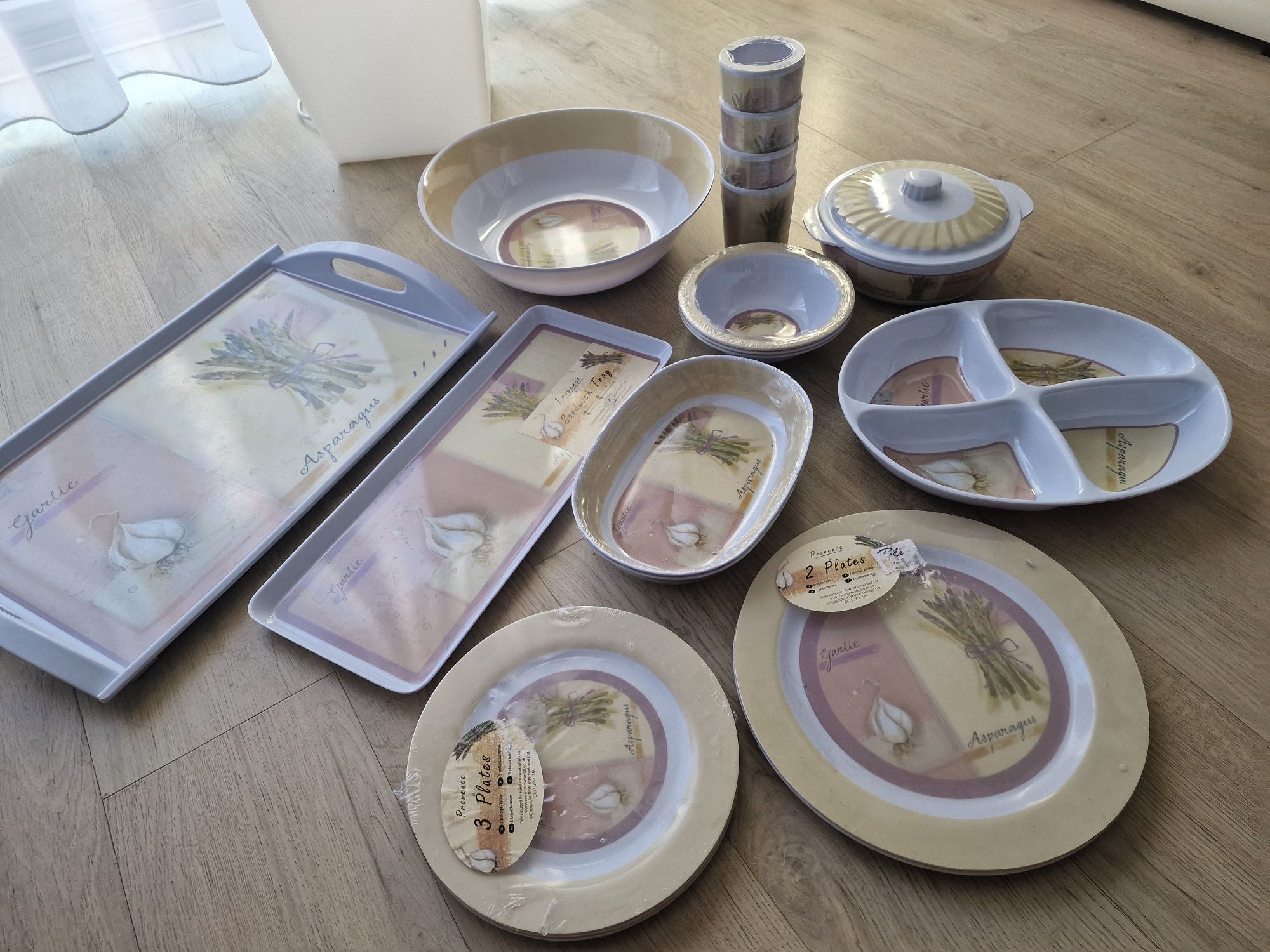 Zestaw wielorazowych plastikowych naczyń