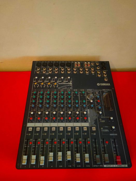 Mesa de mistura Yamaha MG124CX - como nova