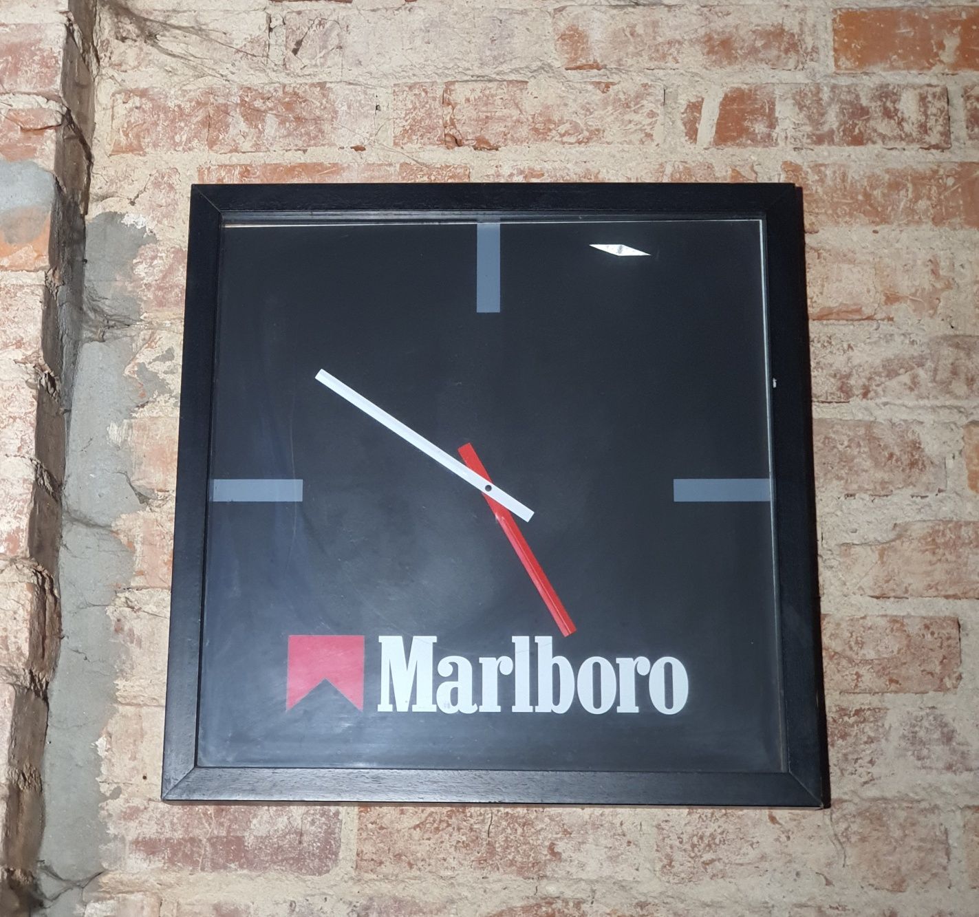 Duży zegar ścienny marki Marlboro kolekcja