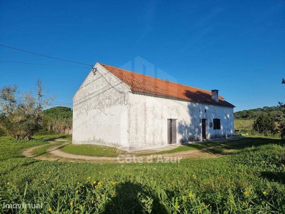 Arrecadação com terreno com 2200 m2 em Caixas/Sesimbra