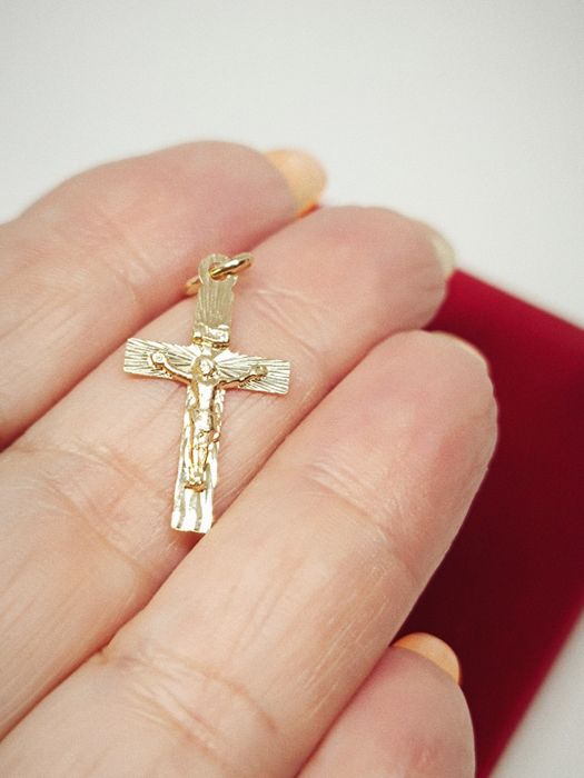 Złoty wisiorek krzyżyk z Panem Jezusem, złoto próby 585