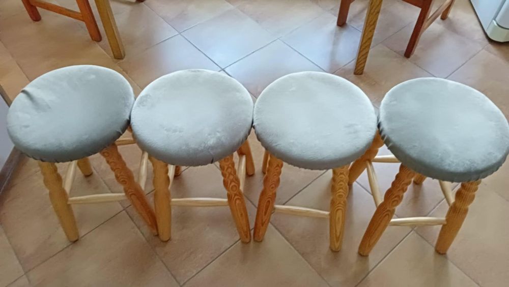 Stół rozkładany z krzesłami i taboretami