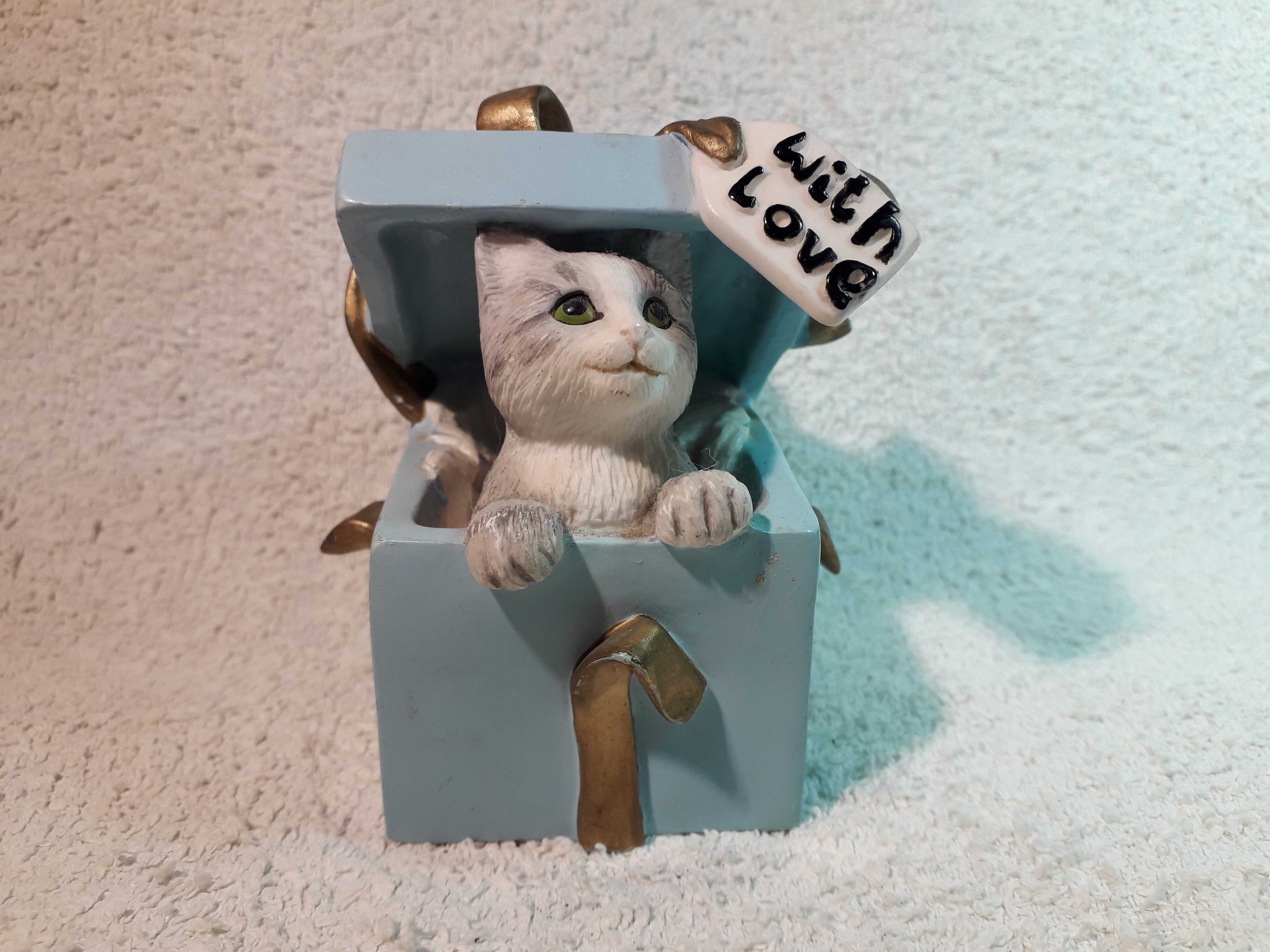 Okazja.  Kot wyglądający z pudełka na prezent
 The Leonardo collection