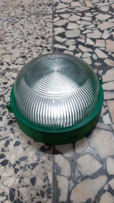 Candeeiros foco um branco e um verde