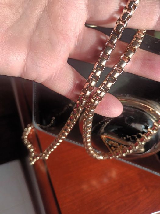 Mala de verniz com corrente dourada
